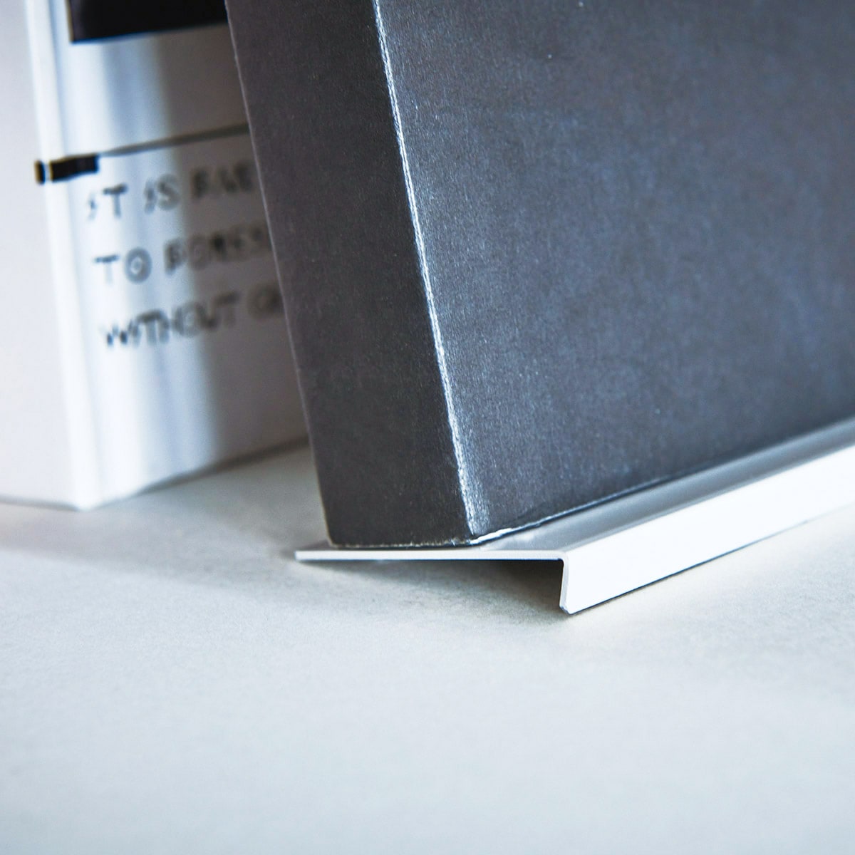 写真集を毎日の景色に。SOGU|9° BOOK STOPPER(2個セット送料無料)