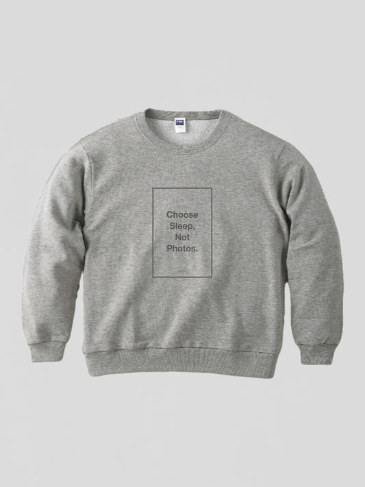 B：ステートメント・スウェット［ 写真よりも睡眠を選ぶ ］