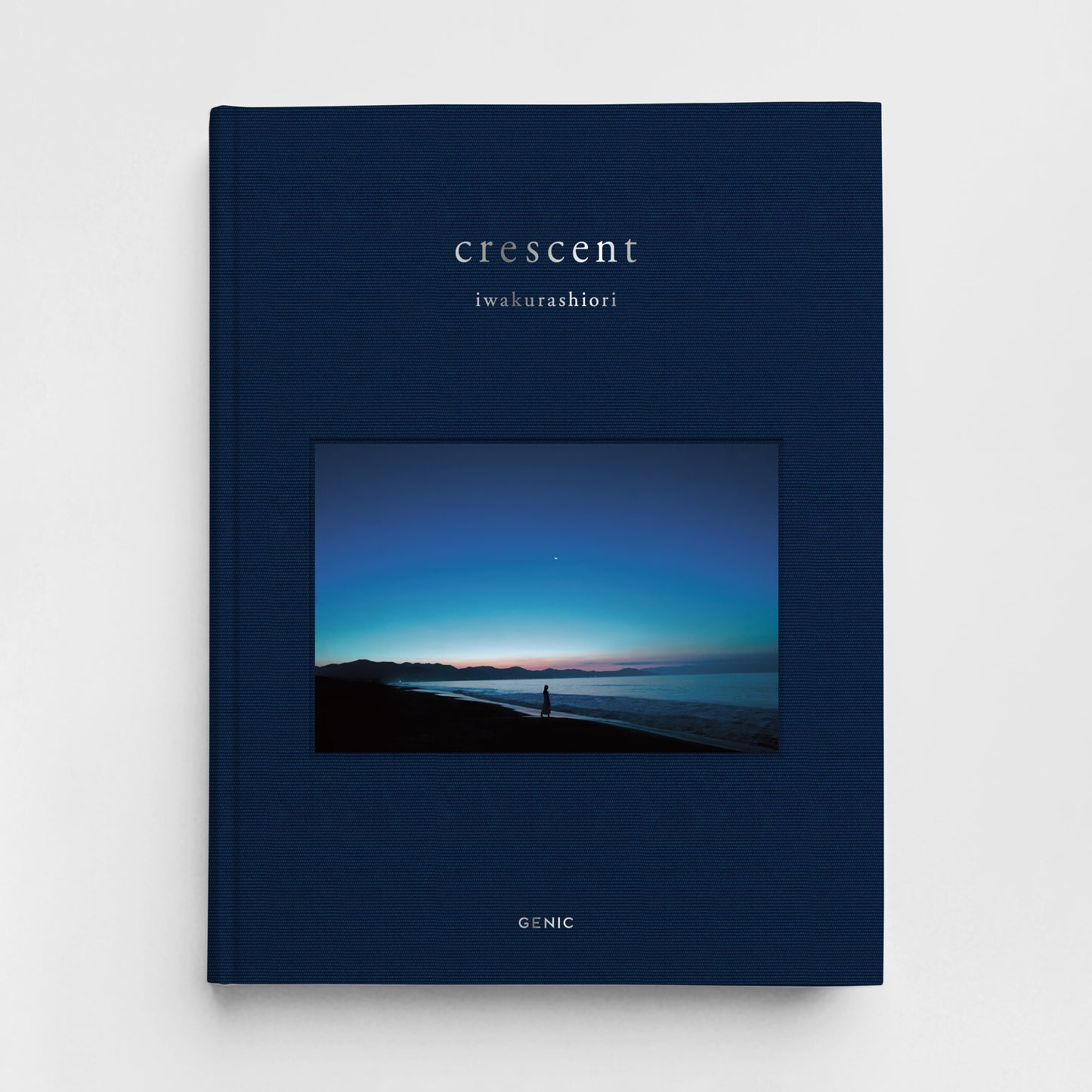 2大特典付き先行予約 A：岩倉しおり写真集「crescent」＋「オリジナルムーンカレンダー2026」（送料無料）