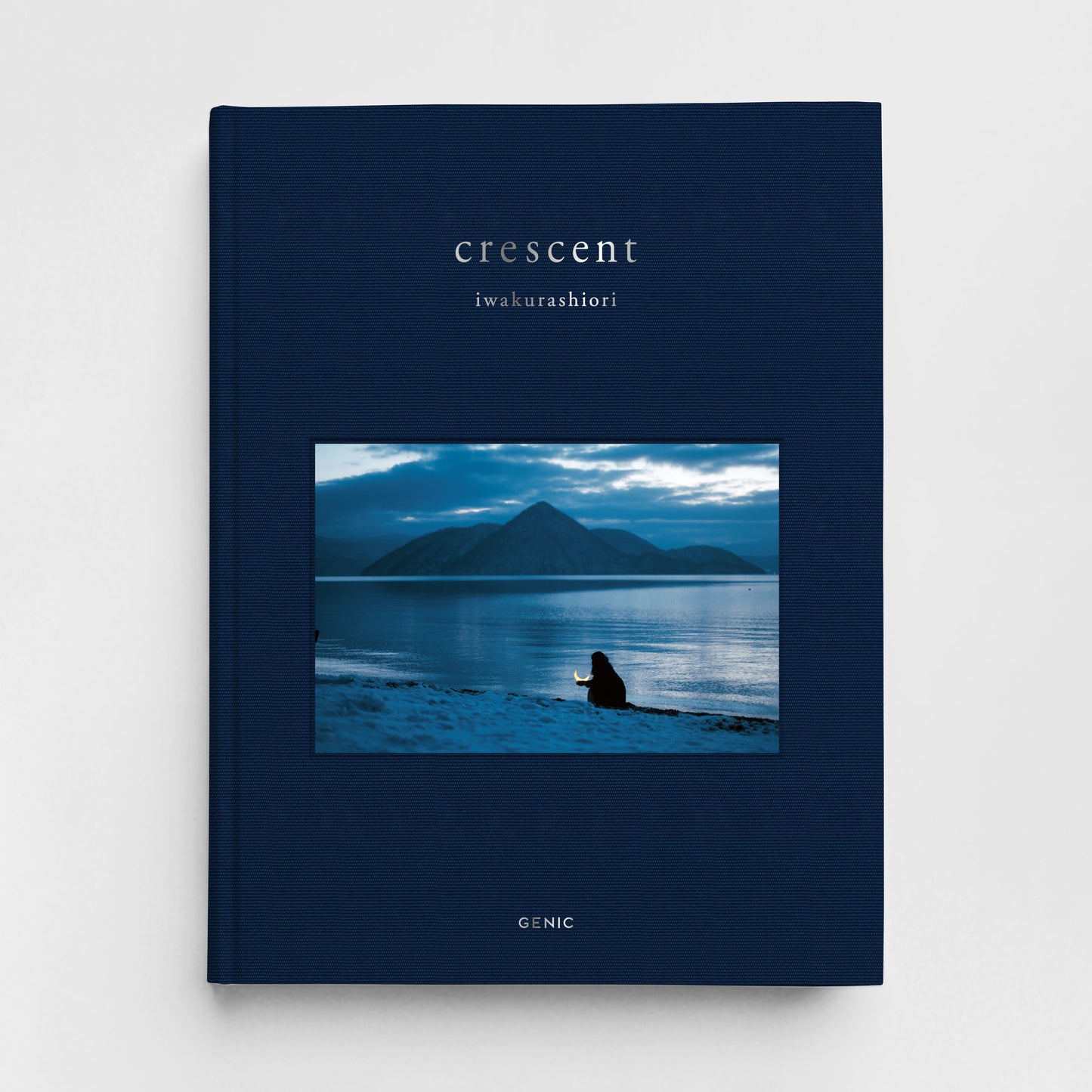 2大特典付き先行予約 A：岩倉しおり写真集「crescent」＋「オリジナルムーンカレンダー2026」（送料無料）