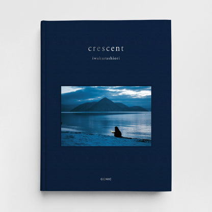 2大特典付き先行予約 A：岩倉しおり写真集「crescent」＋「オリジナルムーンカレンダー2026」（送料無料）